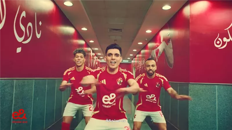 عمرو أديب يسخر من إحدى شبكات الاتصال عن فوز الأهلي