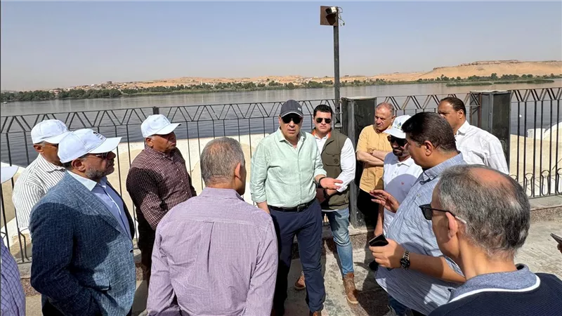 وزير الري يوجه بإزالة التعدي بمنطقة حرم النهر بأسوان  