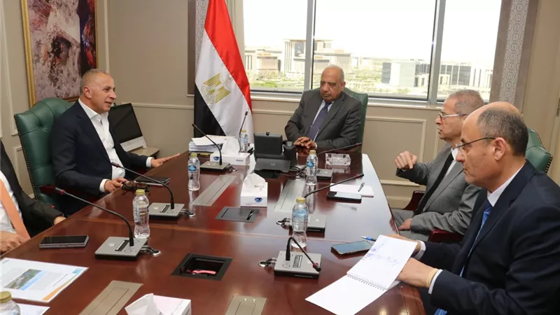 وزير الكهرباء يبحث مستجدات تنفيذ مشروعات 