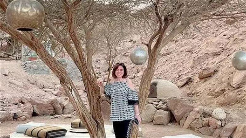 أجواء ساحرة .. الهام شاهين تتغزل بمدينة بصحراء دهب 