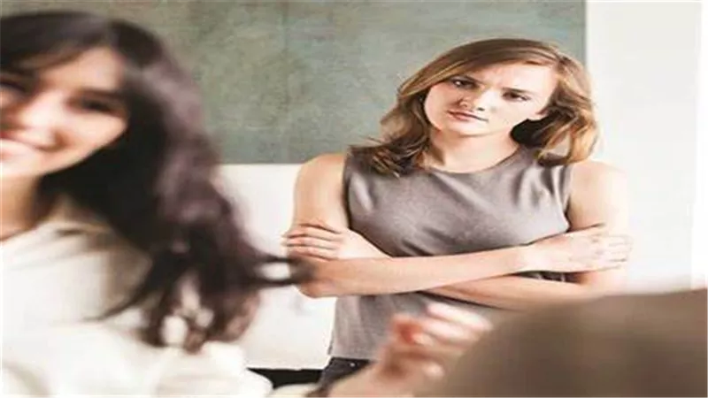 كيف تعرفين أن صديقتكِ تغير منك؟..  5 علامات تكشف الغيرة الخفية 