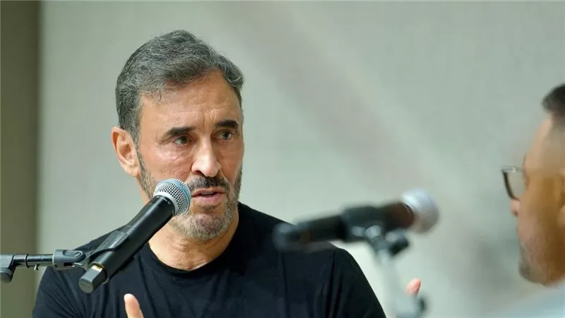 بالشعر الأبيض .. كاظم الساهر يفاجئ جمهوره بـ”نيولوك”
