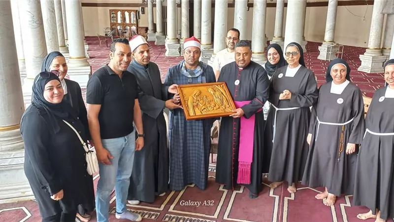 أهدوهم درع الفاتيكان.. وفد من الفرنسسكان يزور أقدم مسجد إسلامي في دمياط