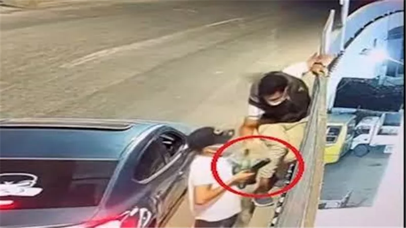 ضبط 4 متهمين .. فى واقعة قذف معرض سيارات بالحجارة من أعلى كوبرى عرابى 