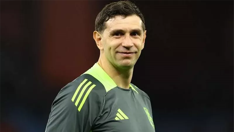 برشلونة يقدم عرضاً لضم الحارس الأرجنتيني إيمليانو مارتينيز