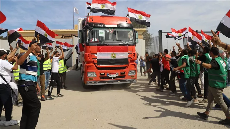 تفاصيل القافلة السابعة من المساعدات المصرية إلى قطاع غزة|فيديو 