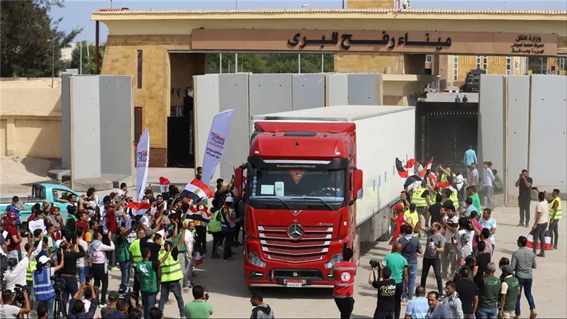 محملة بمواد غذائية ودواء.. إعلام إسرائيلية: دخول أول قافلة مساعدات لغزة اليوم