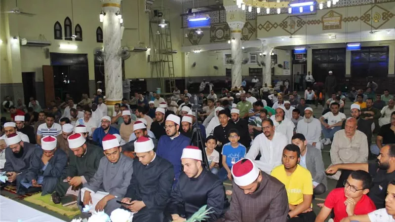 الشيخ عبد العزيز الشهاوي يعطي إجازة متن الأربعين النووية لطلاب العلم بالسويس 