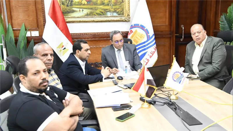 محافظ قنا يشارك في مؤتمر 