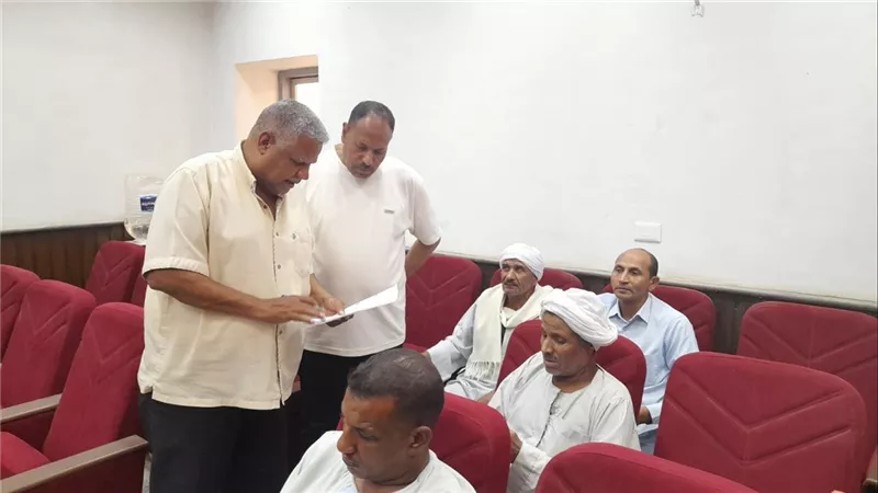 رئيس مجلس مدينة قوص يبحث 13 طلبا وشكوي خلال اللقاء المفتوح 