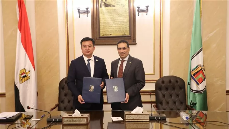 جامعة القاهرة توقع مذكرة تفاهم مع مركز التبادل الدولي للتعليم اللغوي بالصين