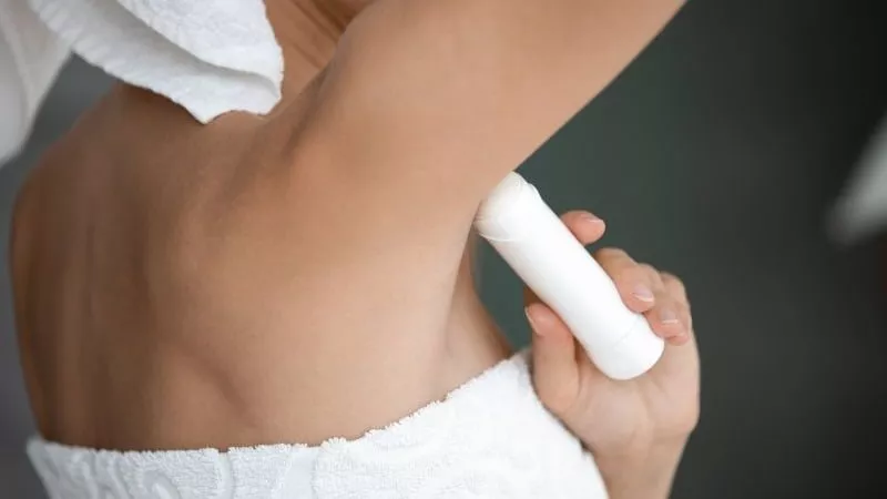 3 أخطاء شائعة عند استخدام مزيل العرق..  كيف يمكن تتجنبها ؟