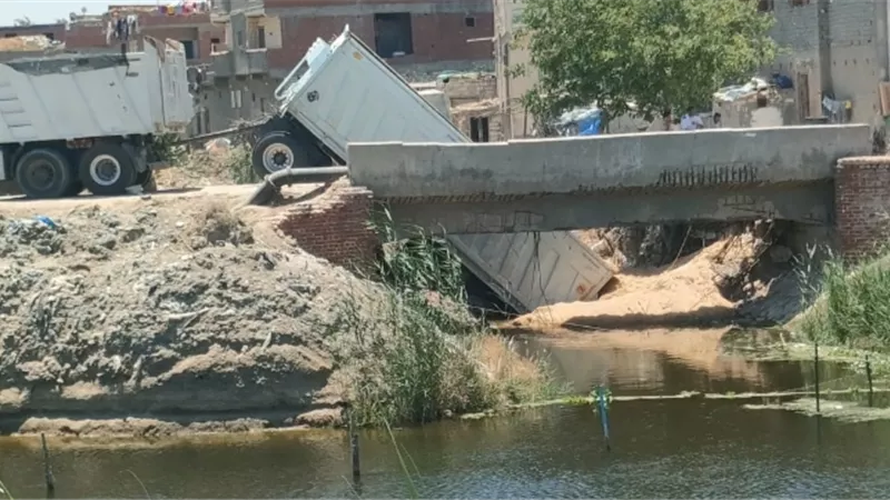 المقطورة وقعت في الترعة.. انهيار جزئي لكوبري العبد في أبو المطامير بالبحيرة