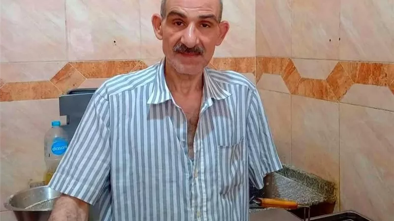 بذراع واحدة.. قصة كفاح أبو علي في بيع سندوتشات السبيط والجمبري منذ 30 عاما
