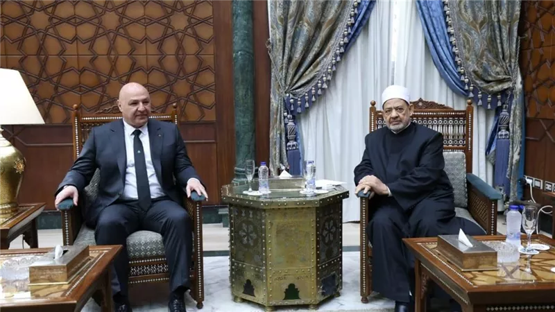 الرئيس اللبناني يدعو شيخ الأزهر لزيارة بيروت وإعادة افتتاح المعهد الأزهري
