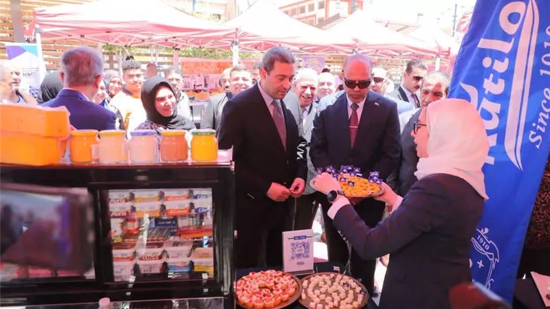 وزير العمل يشيد بالحلويات والجبنة الدمياطي أثناء زيارته للمحافظة