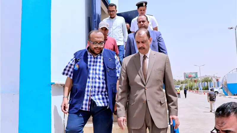 محافظ سوهاج يتفقد محطة مياه 