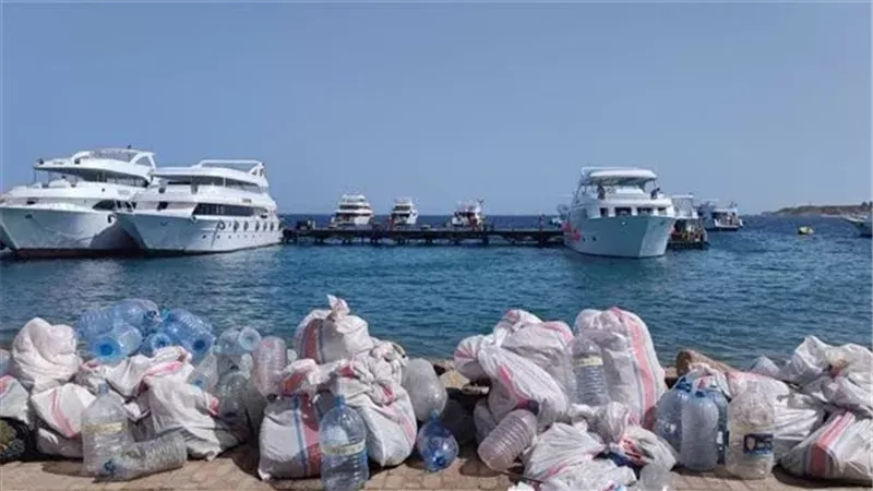 حفاظا على البيئة.. استخراج 5 أطنان مخلفات من قاع البحر بشواطئ شرم الشيخ