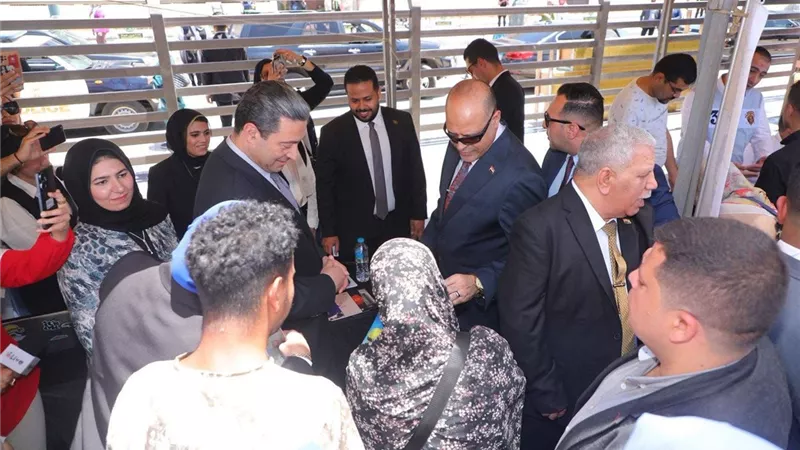 وزير العمل يُسلم 32 عقد عمل لذوي الهمم وماكينات خياطة لسيدات بدمياط