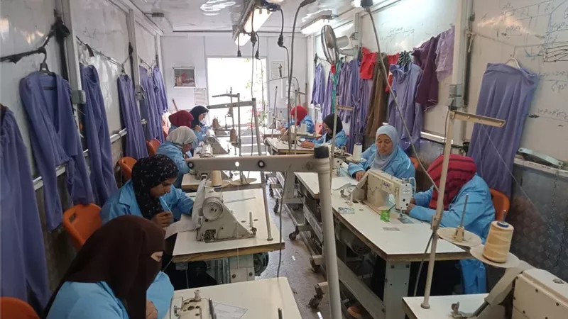 «مهنتك مستقبلك»... عمل الجيزة تنظم تدريب للفتيات حول فنون الخياطة والتفصيل  