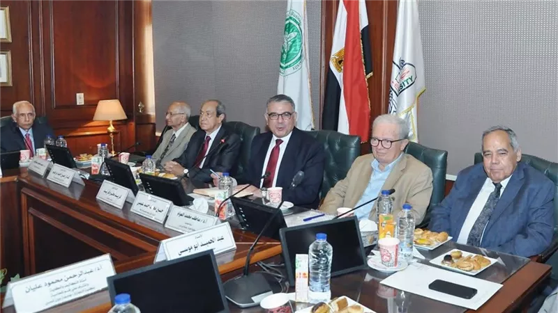 «تجارة عين شمس» تناقش برامج جديدة بالغة الإنجليزية «ساعات معتمدة»