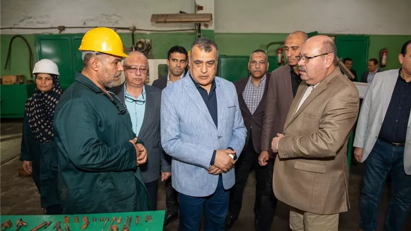 وزير الإنتاج الحربي يتابع مراحل التصنيع بشركة حلوان للصناعات الهندسية 