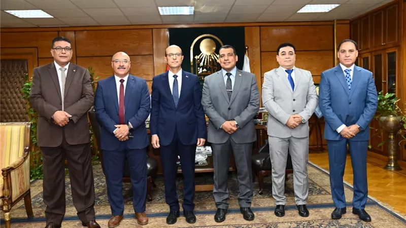 رئيس جامعة أسيوط يترأس لجنة اختيارعميد كلية التربية الرياضية بالجامعة  
