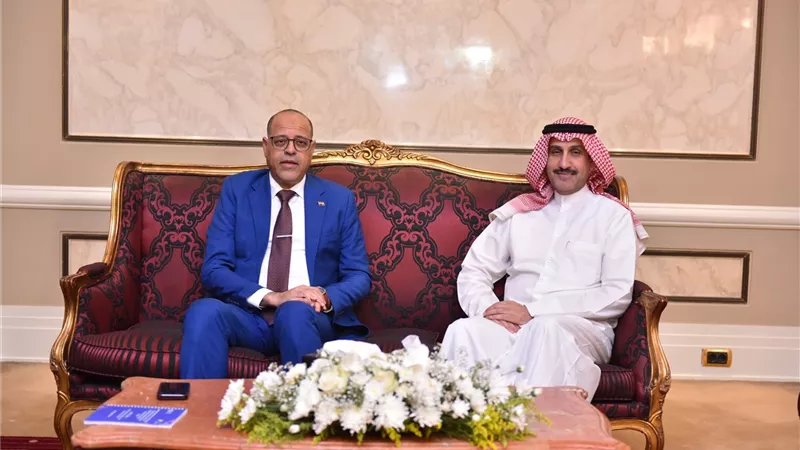 وزير العمل والعمل العربية يسلّمان شهادات دورة تدريبية حول تشغيل الشباب