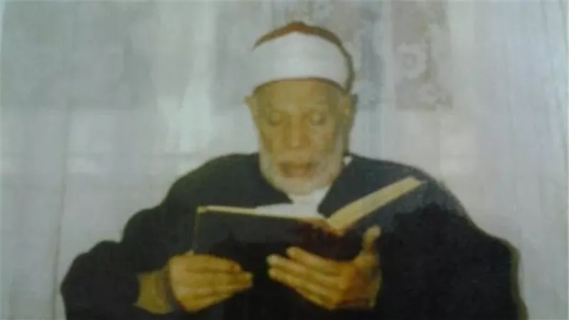 القارئ المحقق وأستاذ التجويد.. من هو شيخ عموم المقارئ عامر السيد عثمان؟