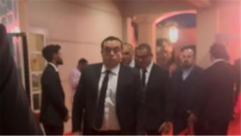 الجاردات يمنعون الجمهور من التصوير مع عمرو دياب في العرض الخاص لـ المشروع X