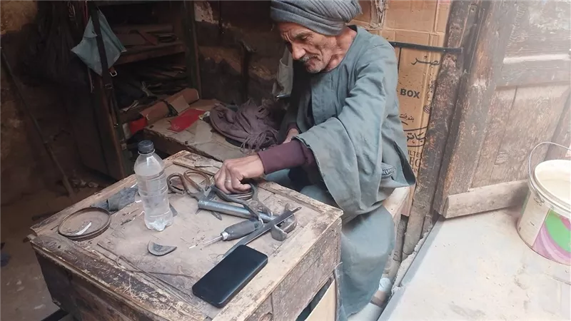 حكايات من زمن الباشوات.. عم سعيد ورحلة صناعة الأحذية لأثرياء قنا