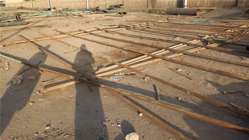 بعد انهياره.. رئيس مدينة قوص يتابع أعمال الموقف الجديد (صور)