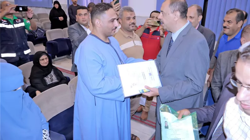 محافظ سوهاج يسلم تأشيرات وتذاكر الحج للفائزين |صور