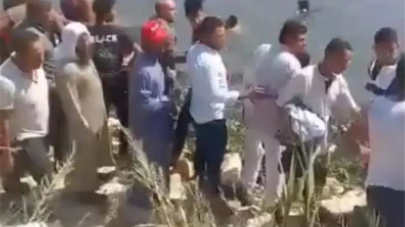 مصرع طفلين توأم غرقاً وإنقاذ الأب بعد انقلاب سيارتهم في البحيرة