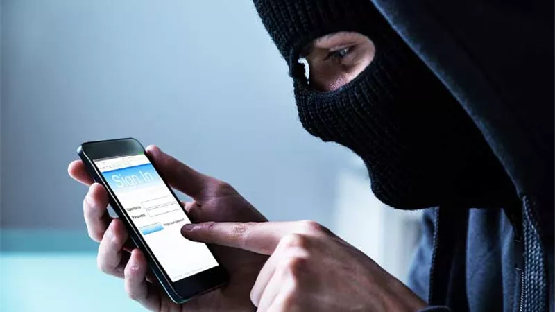أبرزها استنزاف البطارية بسرعة.. 5 علامات تحذيرية تشير إلى أن هاتفك مراقب