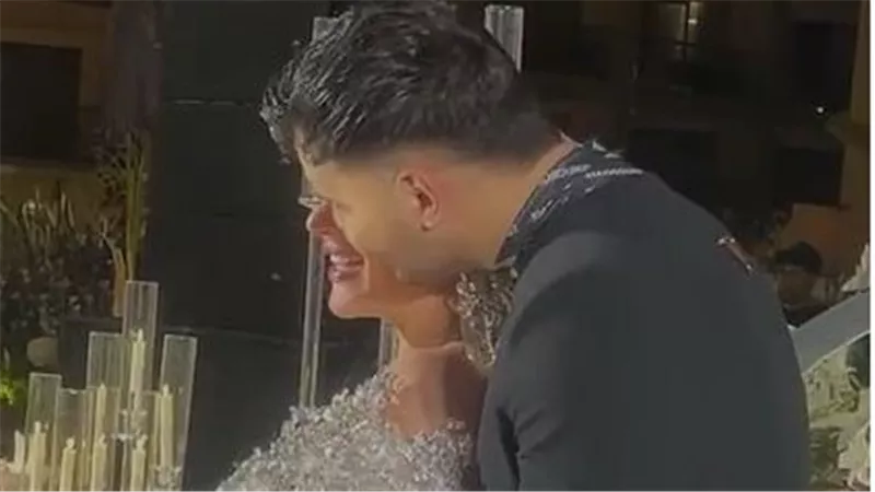 مسلم يفاجئ عروسته بقبلة على خدها قبل بدء حفل زفافهما .. فيديو