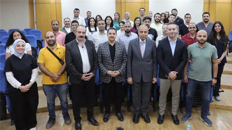 محافظ المنيا يكرم فريق القافلة الطبية البريطانية تقديرًا لجهودهم الصحية