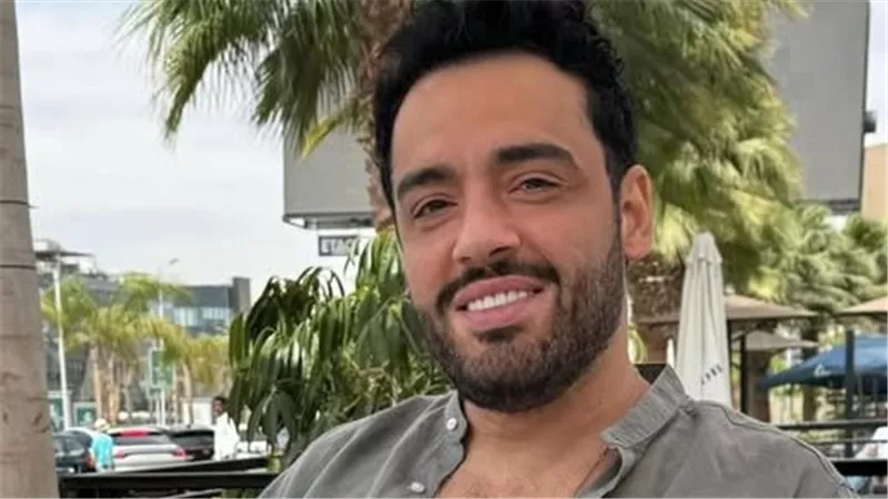 كل ساعة ولا مرة واحدة .. رامي جمال يخير جمهوره حول طريقة طرح ألبومه الجديد 