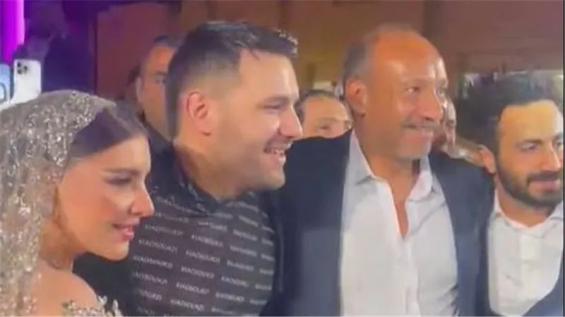 أحمد فهيم أول النجوم الحاضرين لحفل زفاف مسلم ويارا تامر .. فيديو