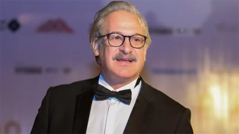 عمر زهران يستعرض الإهمال أمام المدارس: أسوار المدارس كان تحمل تابلوهات جميلة