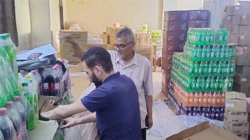 ضبط 3608 لتر مياه غازية و260 كيلو مواد غذائية منتهية الصلاحية ببني سويف