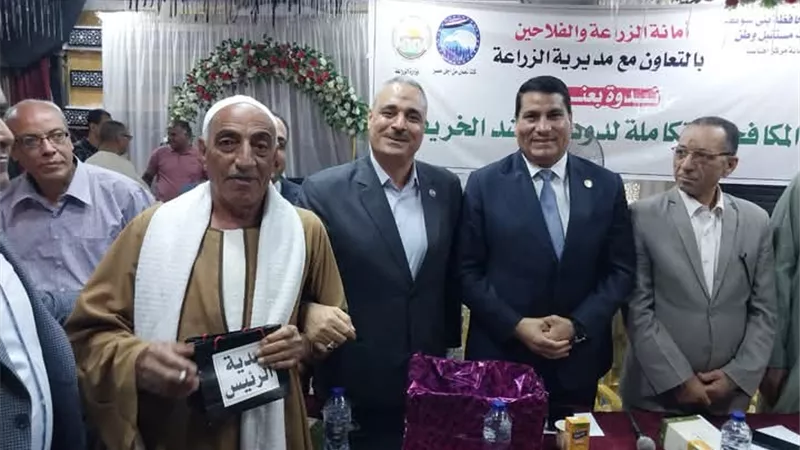 مستقبل وطن يدعم فلاحي بني سويف بـ100 برميل رش حشري