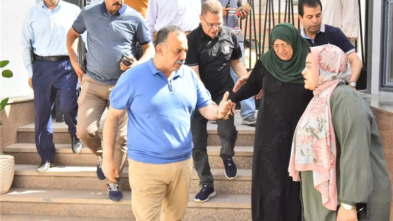 في لفتة إنسانية.. محافظ أسيوط يرافق سيدة إلى مستشفى الرمد