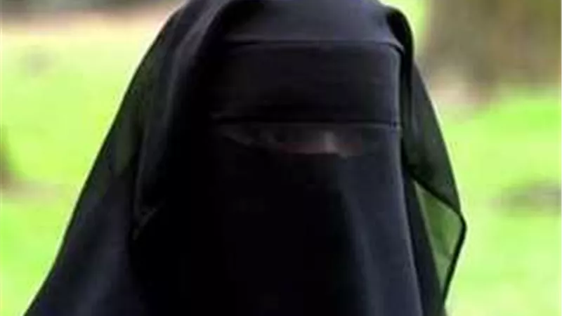 القبض على عاطل يرتدى زى سيدة منتقبة للتسول من المارة بالهرم 