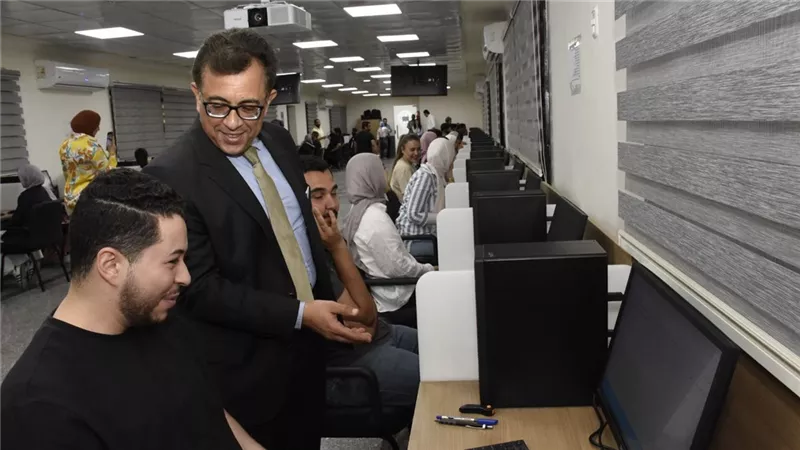 عميد «طب أسنان عين شمس» يتفقد أول امتحان عملي بنظام Computer Based 
