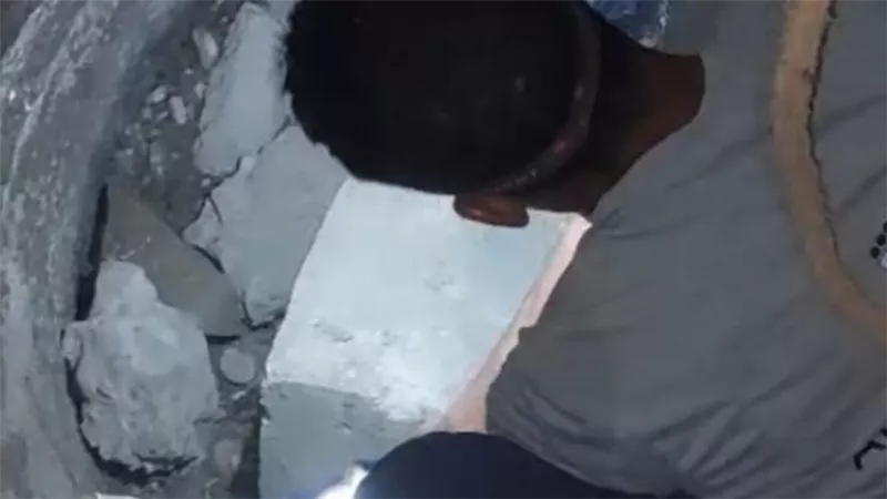 شركة مياه أسوان تحرر محضرا بعد إلقاء بالدورات داخل غرفة صرف صحي 