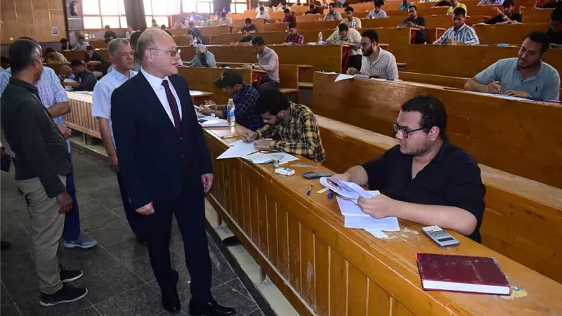 رئيس جامعة سوهاج يتفقد سير امتحانات الفصل الدراسي الثاني ويشيد بالتنظيم