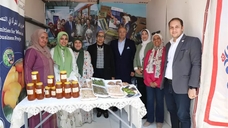 رئيسة المجلس القومي للمرأة ومحافظ بني سويف يتفقدان معرض المنتجات والحرف 
