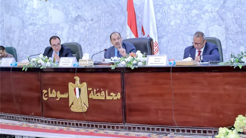 محافظ سوهاج يعقد اجتماعًا لبحث الموقف التنفيذي لمشروعات 