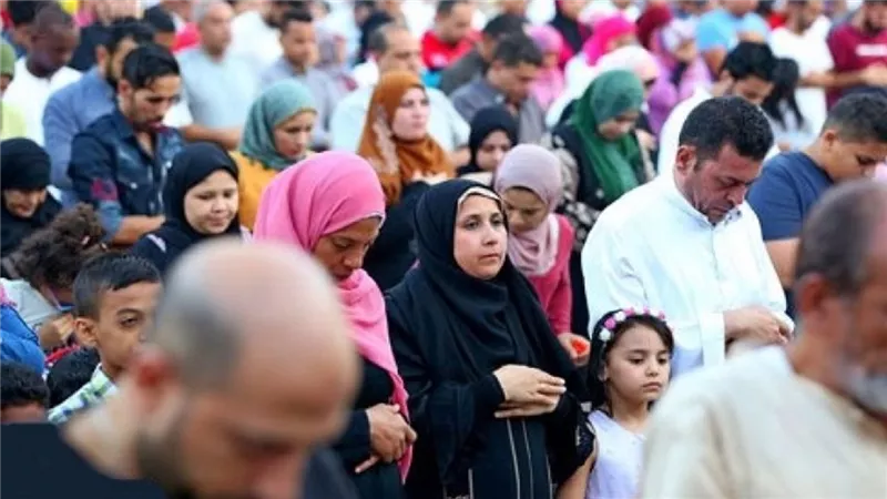 حكم صلاة المرأة بجوار الرجل في العيد بدون حائل .. الأزهر: باطلة في هذه الحالة